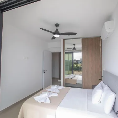 Haus In Paralimni Mit Doppelveranda 度假居 *
