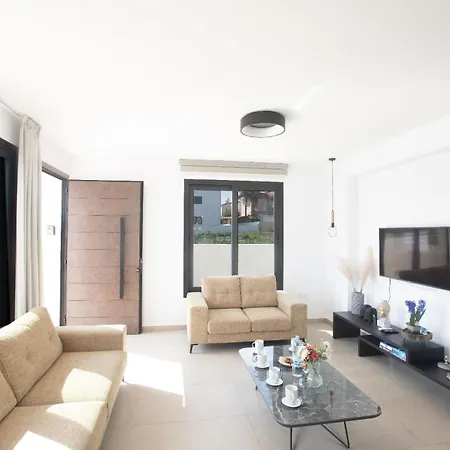 Haus In Paralimni Mit Doppelveranda *